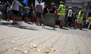 Протест в униформа:Полицаи хвърлят стотинки по финансовото министерство 