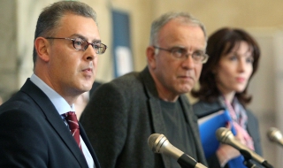 Вижте официално 240-те депутати