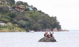 Ентусиасти си построиха остров, за да заобиколят забрана за алкохол (СНИМКИ)