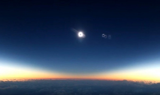 Слънчевото затъмнение от 10 км във въздуха