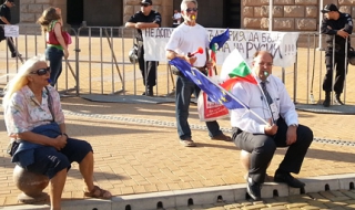 Протест пред Централна гара за оставката на Орешарски - Обновена в 21.21