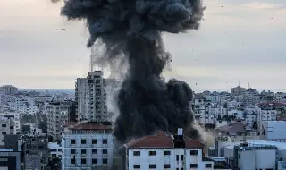 Тежки бомбардировки! Израелската армия засилва ударите по Газа в навечерието на преговорите с Тръмп