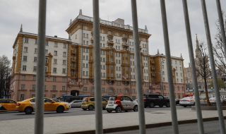 Американското посолство в Русия спира почти всички услуги
