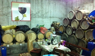 Разбиха незаконна фабрика за алкохол