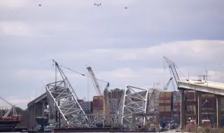 Товарният кораб, който срути моста в Балтимор, е в процес на разтоварване