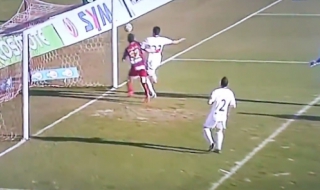 Смях: Играч спря собствения си гол (Видео)