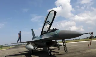 Защита срещу руските ракети! Украйна скрива част от доставените F-16 в чужбина