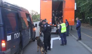 Турски ТИР с румънски шофьор се оказа пълен с мигранти