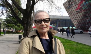 Коварна болест свали от сцената Цветана Манева