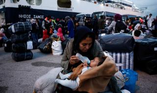 Мигранти пътуват към вътрешността на Гърция