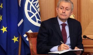 Паси: България трябва да отстъпи пред Скопие