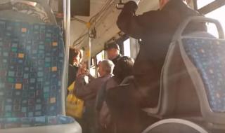 Меле в градския транспорт, дядо скочи на контрольорка, тя му отвърна (ВИДЕО)