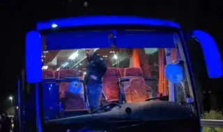 Трагедия в Италия: хвърлен камък уби шофьор на автобус с фенове на Пистоя Баскет - ВИДЕО