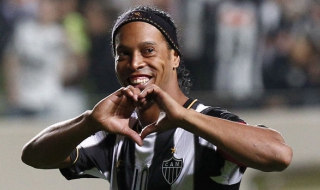 Роналдиньо се завърна в Мексико