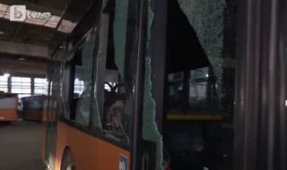 Атакуваха с камъни автобус от столичния градски транспорт, изпочупиха всичките му прозорци