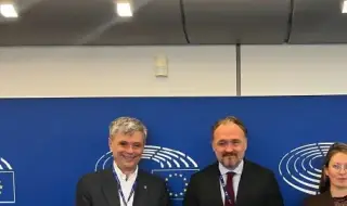 Пенкова и еврокомисарят по енергетика отчетоха напредък по реформата на европейските електропреносни мрежи