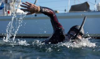 Плувец се хвърли във водите на Тихия океан в опит да го прекоси (СНИМКИ + ВИДЕО)