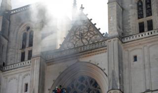 Голям пожар избухна в легендарната катедрала във френския град Нант (ВИДЕО)