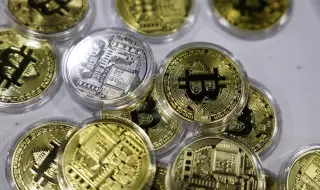 Защо се срива биткойнът?
