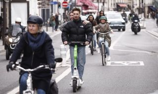 Парижани пропъдиха с референдум електрическите скутери от града
