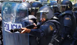 Madrid police disperse teachers with rubber bullets