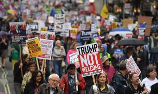 Хиляди протестираха срещу Тръмп (СНИМКИ)