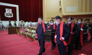 Жив е! Ким Чен-ун носи ковчег на погребение
