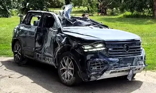 Volkswagen Touareg запали и се движи след близък взрив с ракета в Украйна (ВИДЕО)