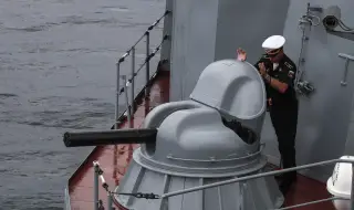 Украйна твърди за удари по руски военни кораби в Севастопол