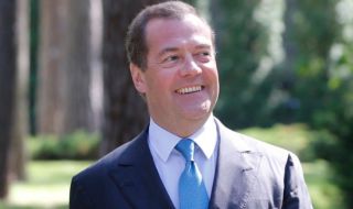Медведев чува Европа като "блед беквокал на САЩ"