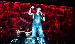 Барабанистът на Тил Линдеман замери руски турист с торта на концерт в Тайланд