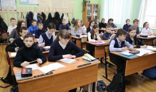 Наказаха руски ученици, обсъждали войната с Украйна в кухнята