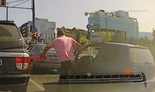 Шофьор раздава юмруци на светофар в София (ВИДЕО)
