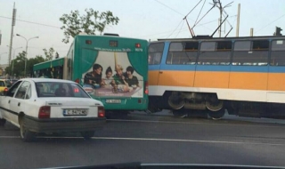 Трамвай и автобус се удариха в София (Снимки)