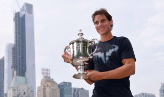 Рафаел Надал позира с трофея от USA Open