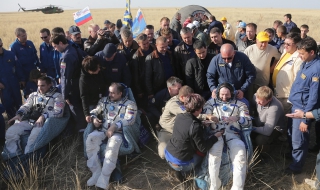 Трима космонавти се върнаха на Земята след 166 дни в орбита