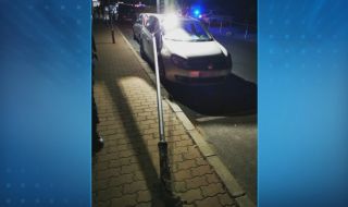 Стълб от уличното осветление падна върху лек автомобил в Поморие