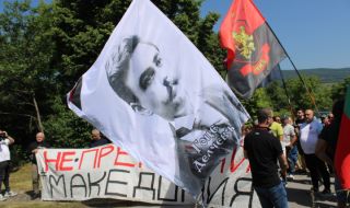 Бог прощава! ВМРО - НЕ! Воеводите блокираха пътя към границата с РС Македония при Гюешево СНИМКИ