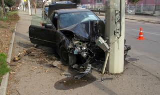 Кола отсече дърво и се заби в тролейбусен стълб в Русе (СНИМКИ)