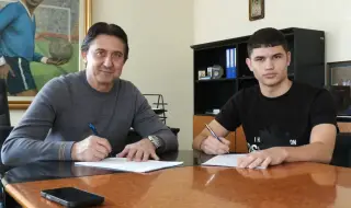 Юноша на Левски подписа своя първи професионален договор 