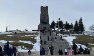 Държавата бави дългоочаквания ремонт на връх Шипка