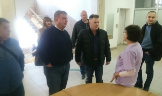 Красимир Каракачанов дари кръв за пострадалите в Хитрино