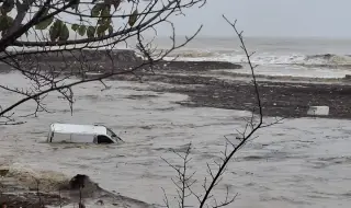 МВР: Водолази са проверили всички отнесени в морето коли – няма хора в тях
