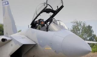 Президентът пилотира изтребител F-15C (СНИМКИ)