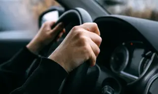 Как психиката ни влияе върху шофирането и кога емоциите стават опасни на пътя