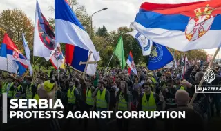 Сбиване и димки пред сръбския парламент