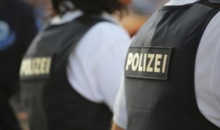 Германски полицаи правят нацистки поздрав