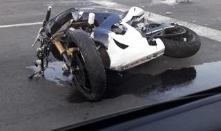 Мотоциклет се разби в лек автомобил в Бургас (ВИДЕО)