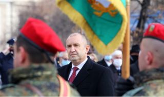 Румен Радев ще участва в тържествения водосвет на бойните знамена 