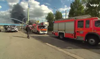 Стотици огнеборци гасят огромен пожар на пристанището в Хамбург ВИДЕО